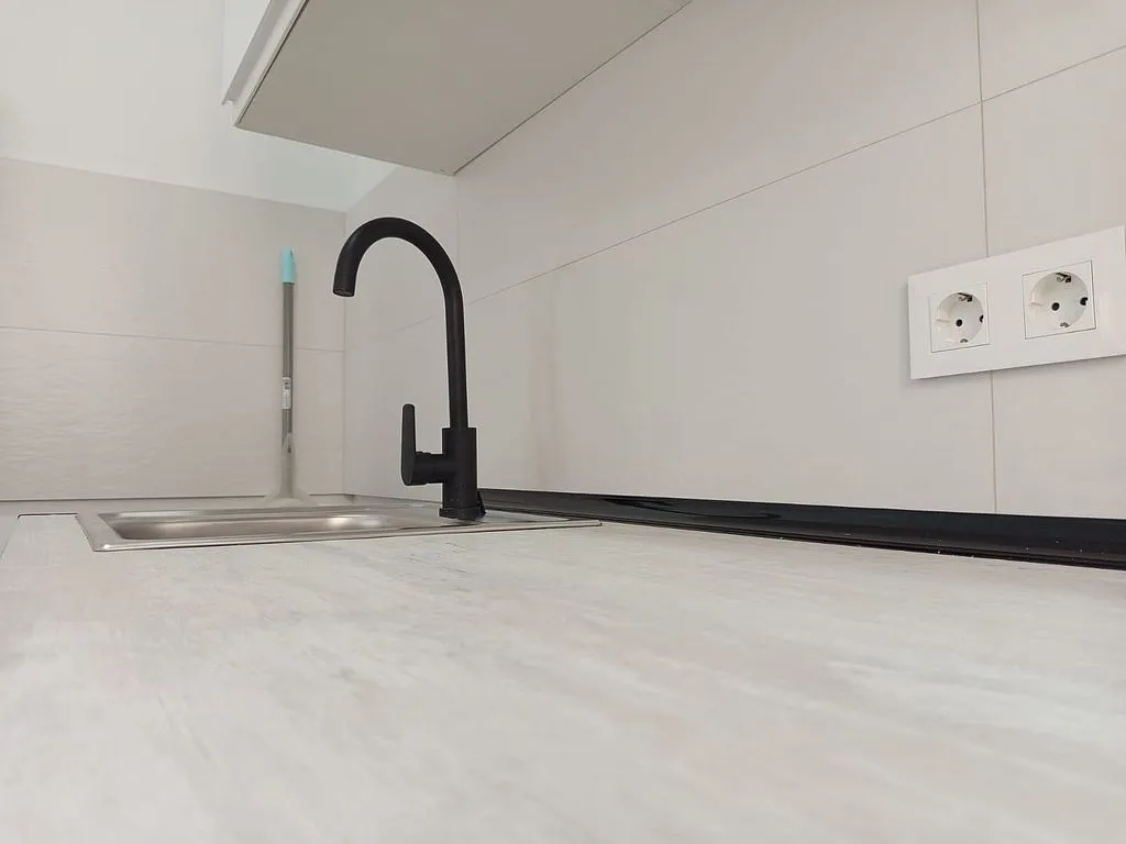 Cuisine - Modernised 1-Bed Flat with Balcony in Trafalgar