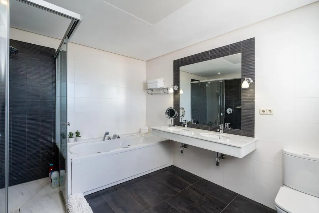 Salles de bain - Luxury Villa with Sea Views in Benahavis