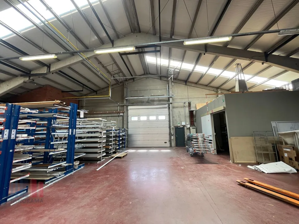 Pièces - Magasin Polyvalent avec Hauteur Libre à Bruges