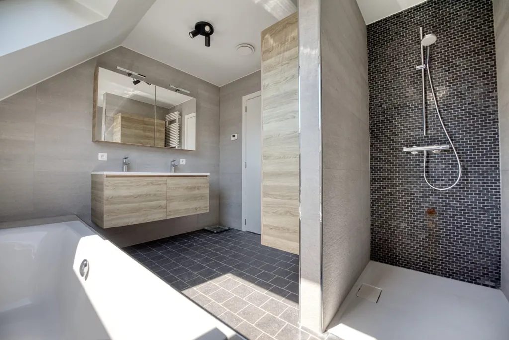 Vannitoad - Semi-Open House with Garden near Centre