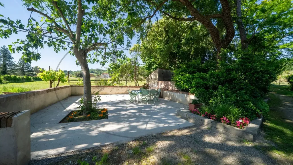 Aed - Rustic Farmhouse with Multiple Uses in Figline Valdarno