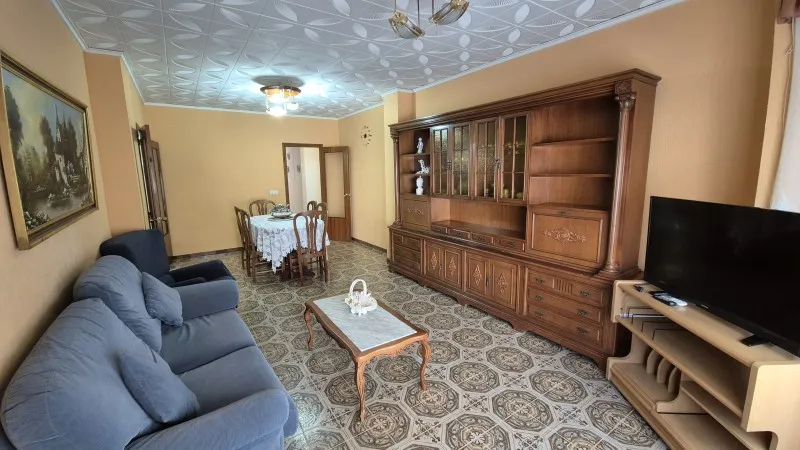 Elutuba - Three-Storey Townhouse with Balconies in Antella