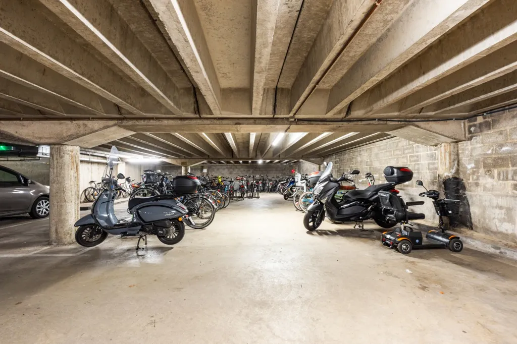 Garage - Appartement avec Vue Panoramique à Deurne