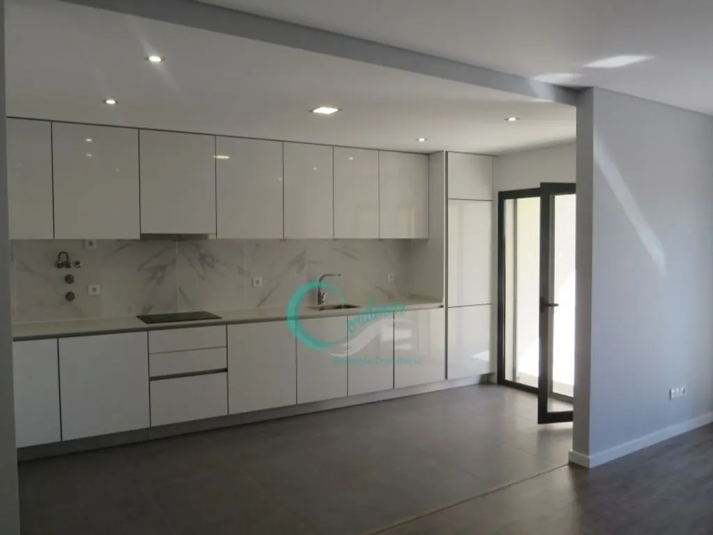 Cuisine - 3-Bedroom Apartment with Balcony in Corroios