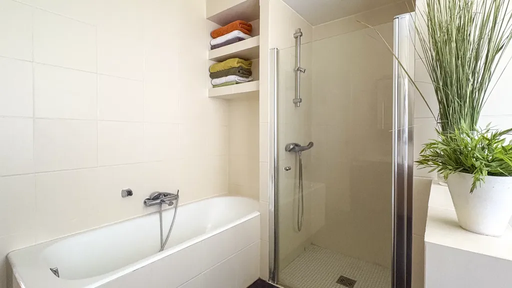 Salles de bain - Maison détachée avec jardin et terrasse à Hem