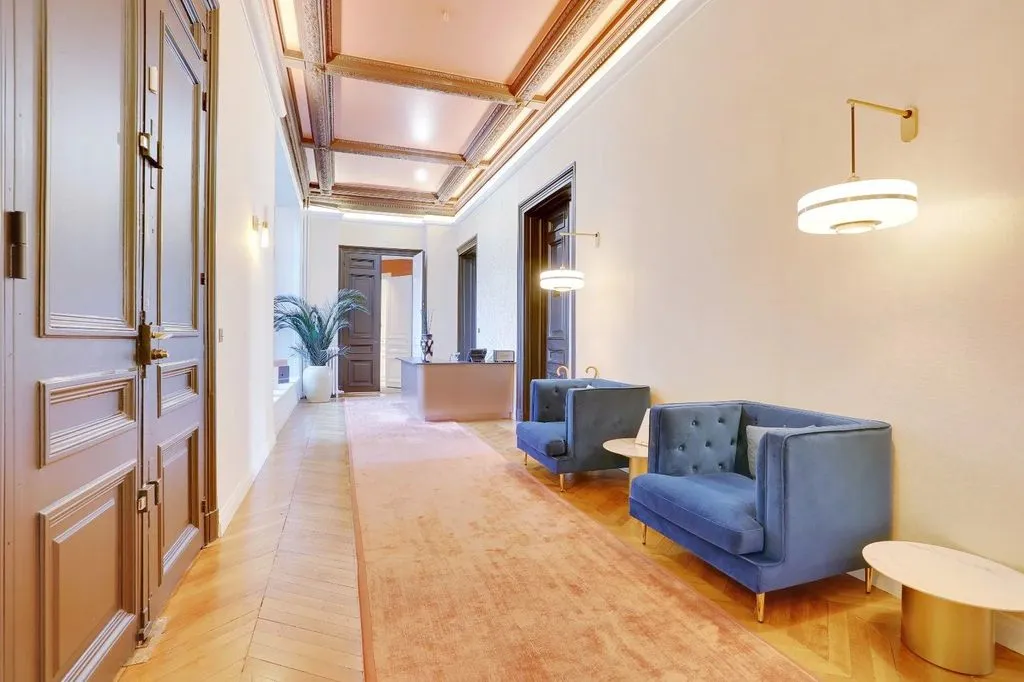 Entrée - Espace de Bureau Haussmannien dans le Triangle d'Or