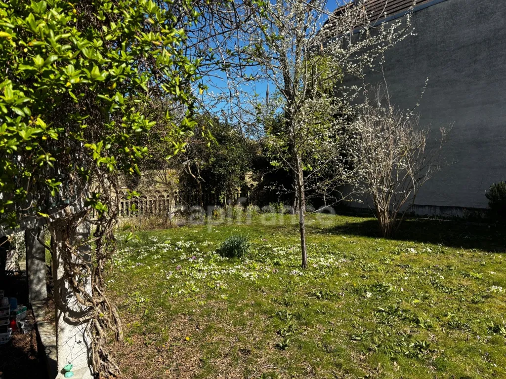 Jardin - Maison de 8 Pièces avec Terrasse à Val Fleury