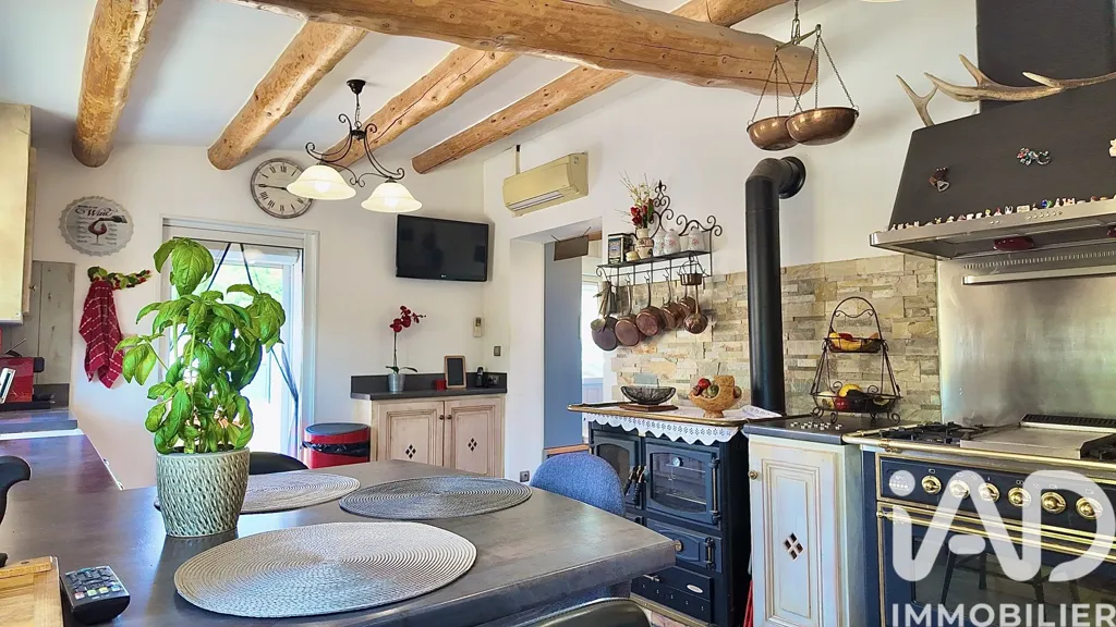 Cuisine - Maison de Plain-Pied avec Piscine sur les Hauteurs de Mornas