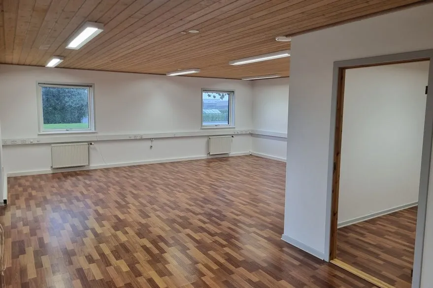Stanze - Warehouse with Office Space in Fibernet