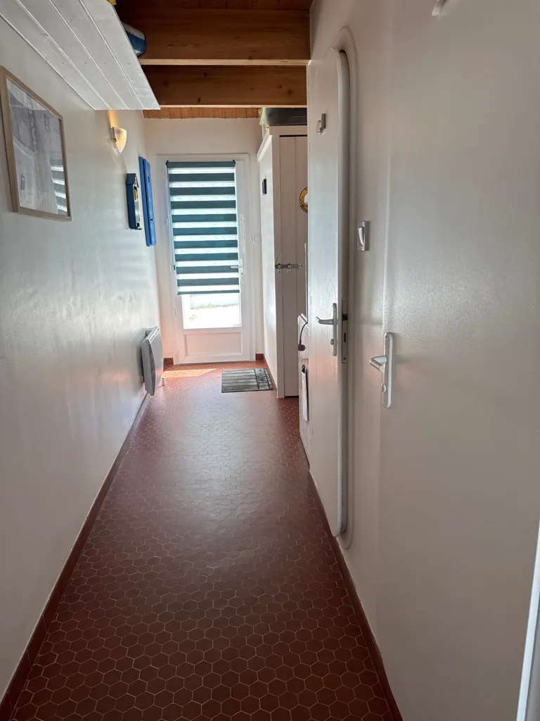 Entrée - Pavillon Meublé avec Piscine à Proximité