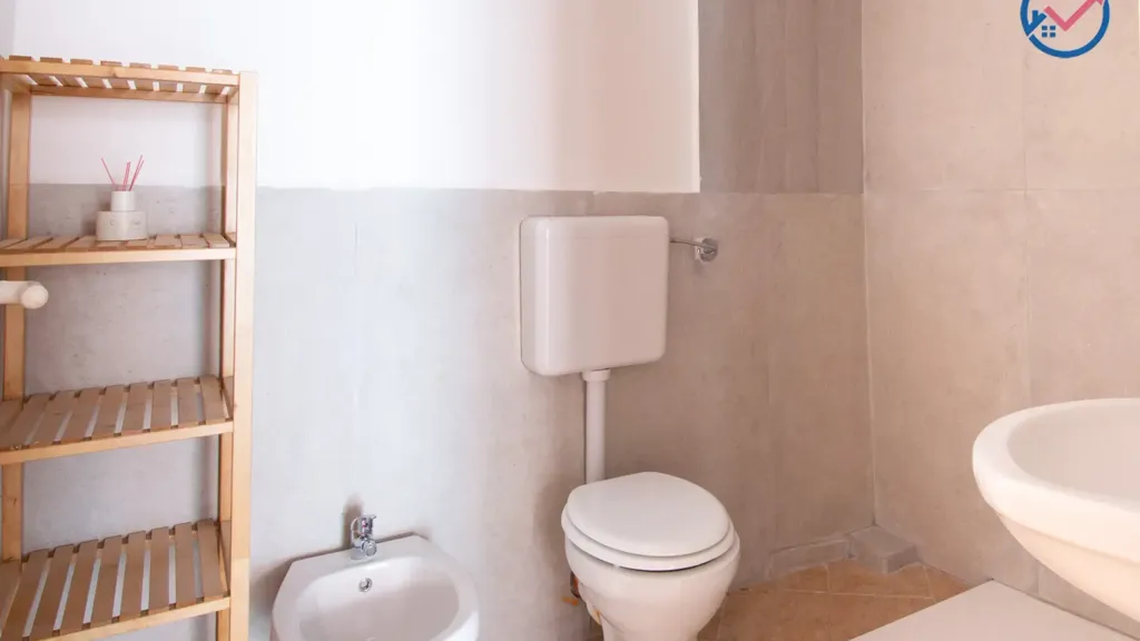 Bathrooms - Trilocale with Private Garage in Palermo