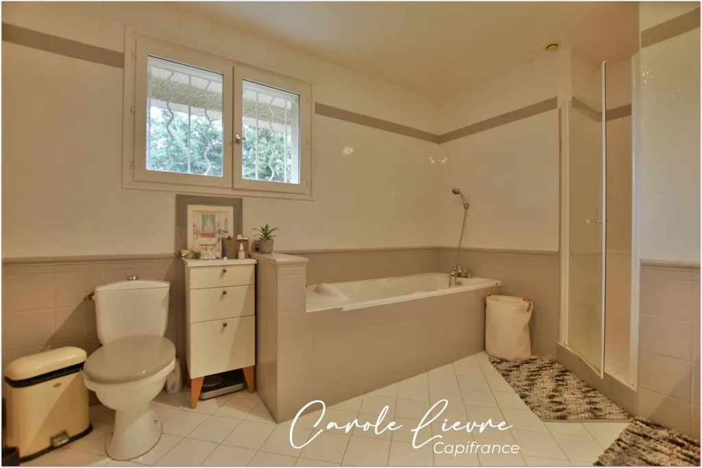 Salles de bain - Maison avec Piscine et Terrain de 2000 m²