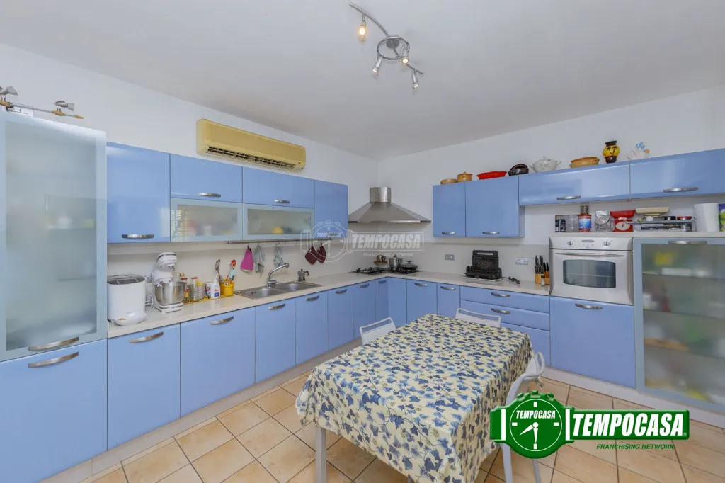 Cuisine - Modern Villa with Garden in Piacenza