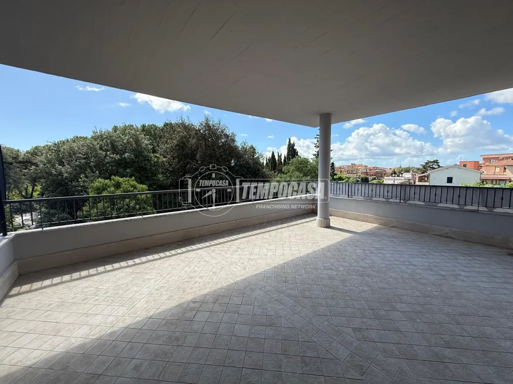 Terrass - Modernised Bilocale with Terrace in Rome