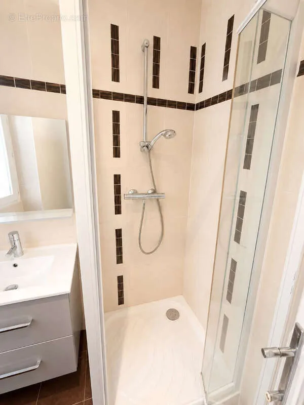 Vannitoad - Bright 2-Bed Flat near Metro in Pantin
