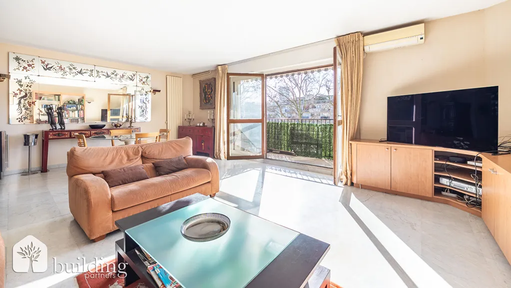 Soggiorno - Apartment with Balcony in Pasteur