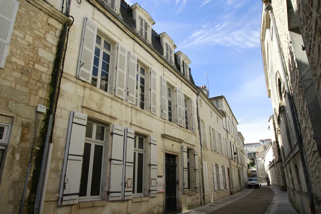 Exterior - Historic Townhouse in Saintes, Saint-Pierre