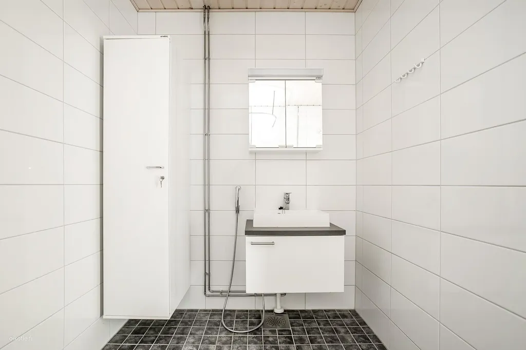Salles de bain - Efficiently Designed Apartment with French Balcony in Järvenperä