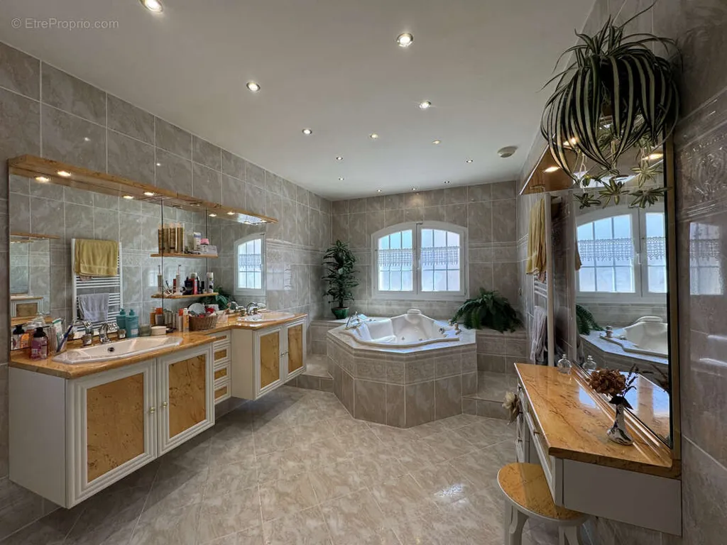 Salles de bain - Villa avec Piscine dans un Secteur Calme à La Grande-Motte