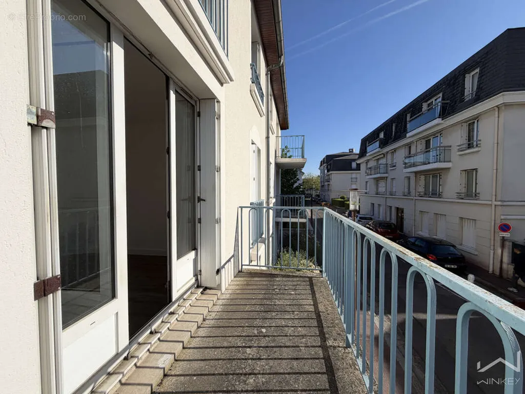 Balcony - Bright 2-Bed Flat with Parking in Mantes la Jolie