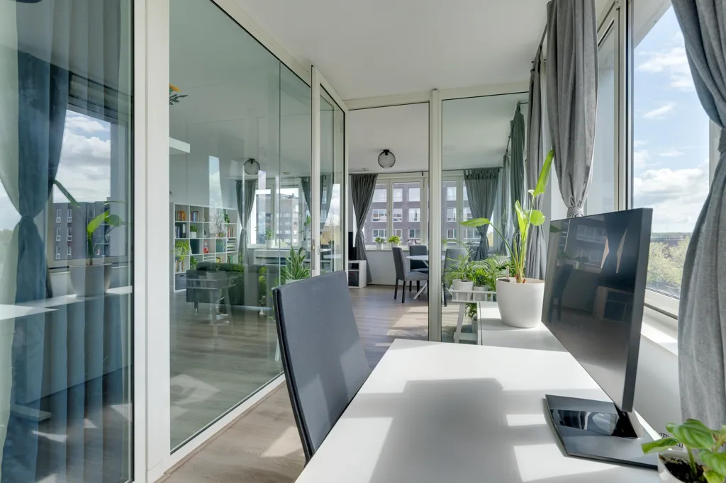 Bureau - Modern Apartment with Loggia in Amsterdam
