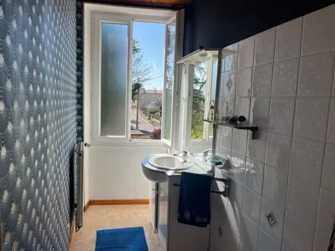Salles de bain - Maison avec Dépendances et Terrain à Luxé