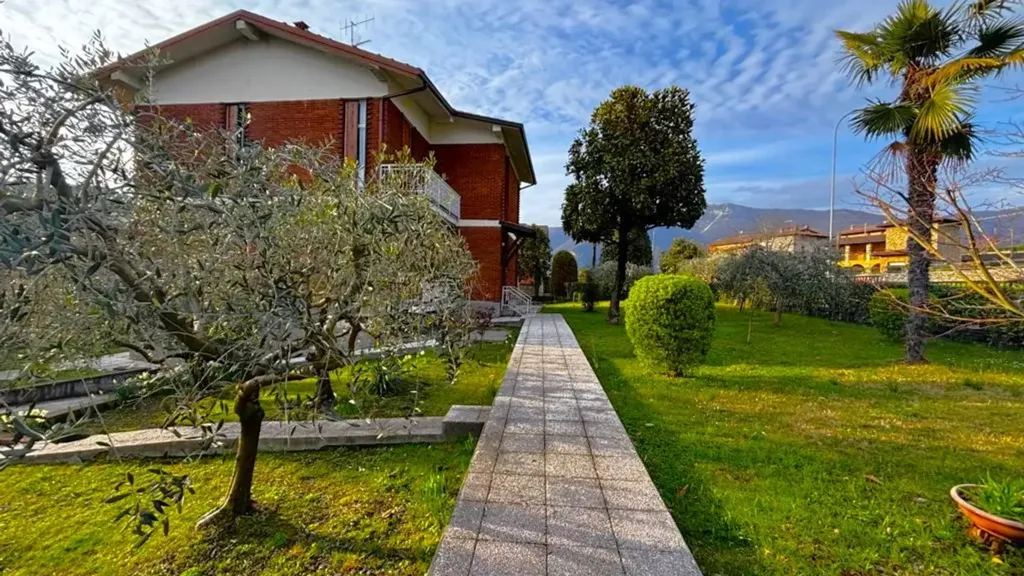 Jardin - Bifamiliar Villa with Garden in Clusane, Iseo