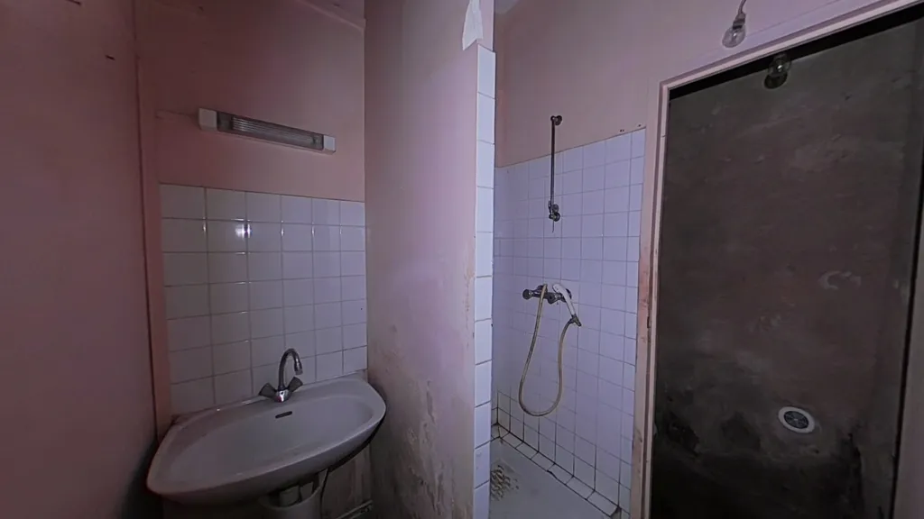 Salles de bain - Deux Logements à Réhabiliter dans le Centre de Chinon
