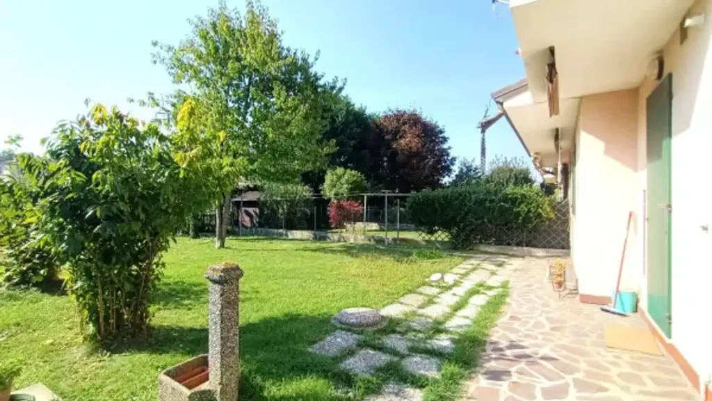 Aed - Terraced Villa with Garden in Adria