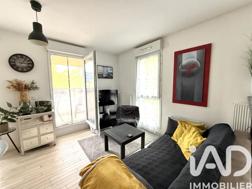 Soggiorno - 4-Bed Apartment with Terrace in Massy