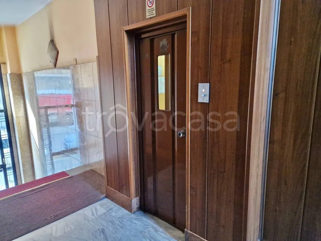 Entrée - Apartment with Three Exposures in Turin