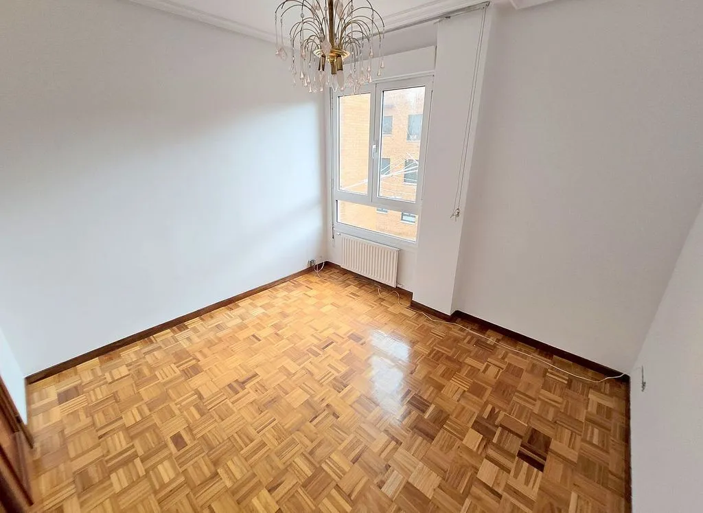 Toad - 3-Bedroom Flat with Garage in El Llano, Gijón