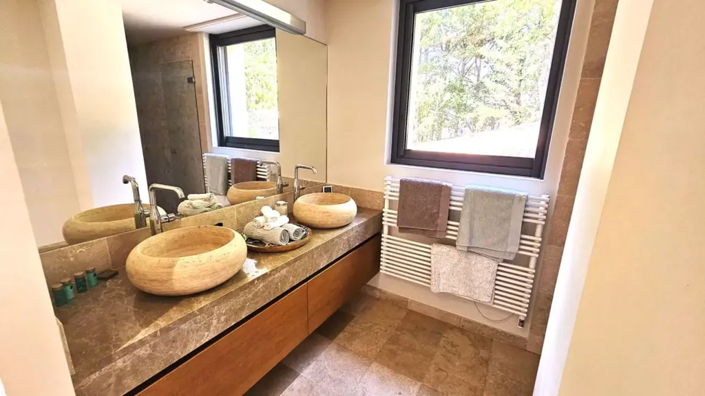 Bathrooms - Prestigious Property with Sea View in Grimaud
