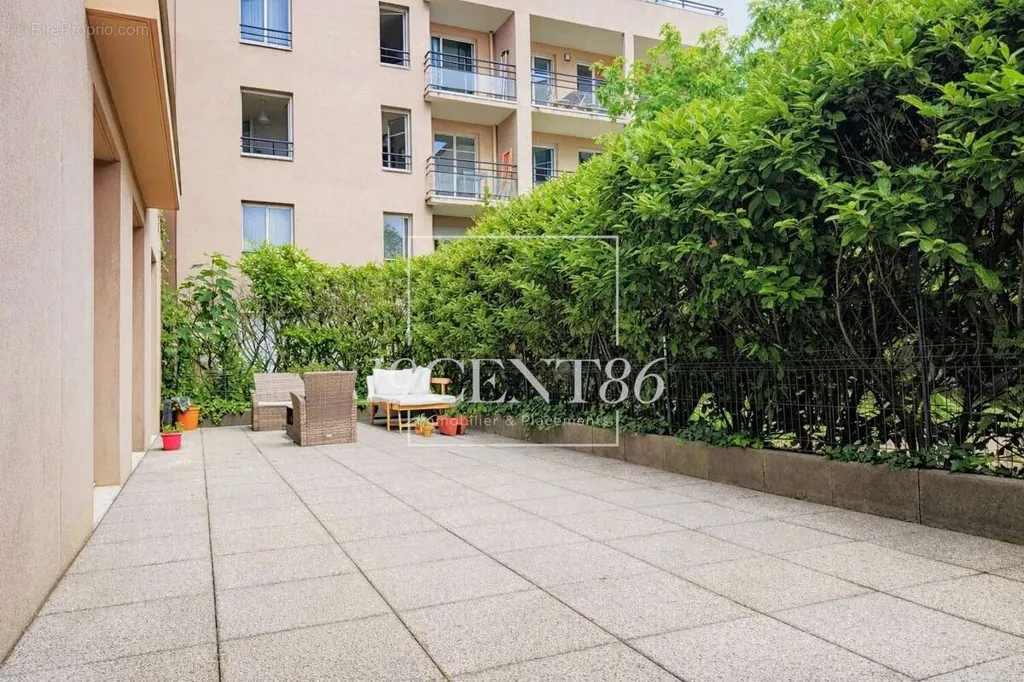 Garden - 3-Bedroom Apartment with Terrace in Lyon 7