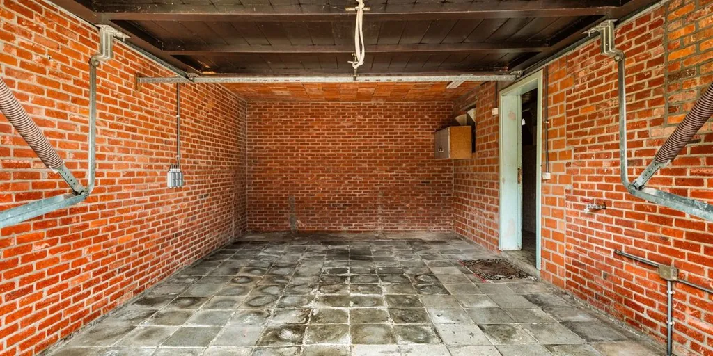Garage - Maison à Renover avec Jardin à Olmen