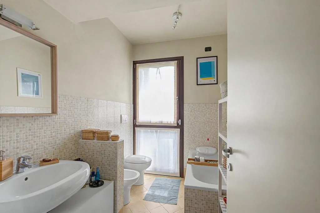 Bagni - Three-bedroom Apartment with Terrace in Parma