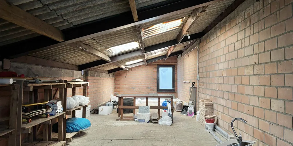Garage - Maison Rénovée avec Garage à Tiegem