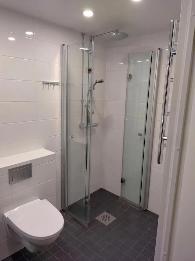 Salles de bain - Apartment with Balcony in Koskela, Helsinki
