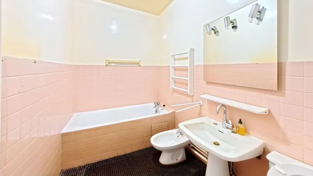 Salles de bain - Appartement 4 Pièces à Rénover avec Balcons à Paris 16