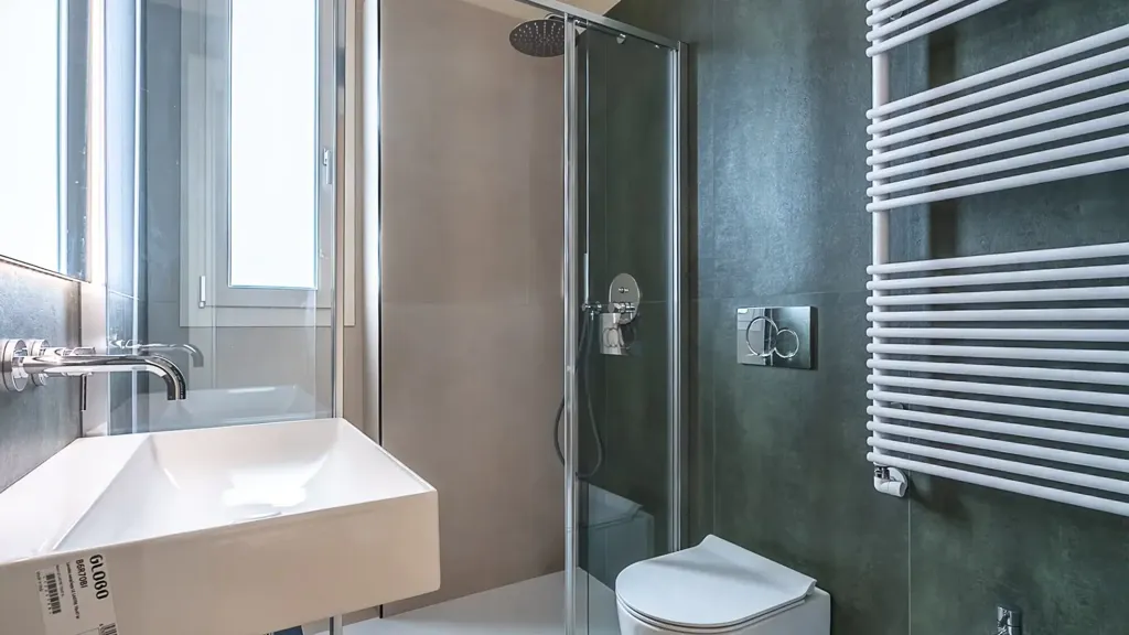 Bagni - Rustic-Style Apartment with Balcony in Turin
