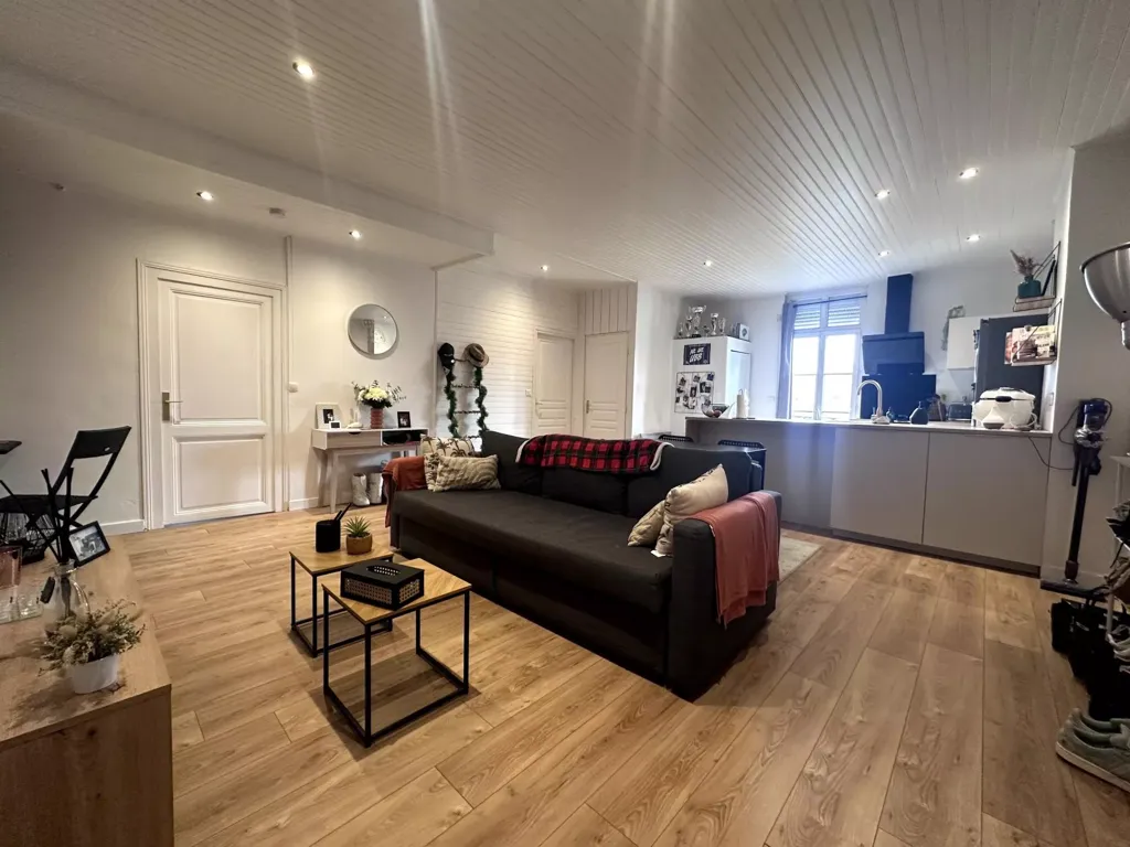 Soggiorno - Renovated 3-Piece Apartment in Le Temple