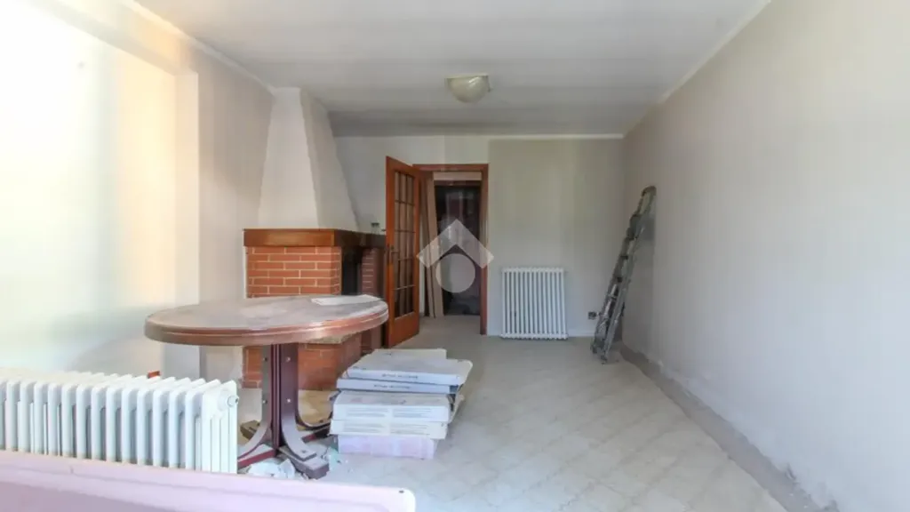Elutuba - Triplex with Balcony in Vestone