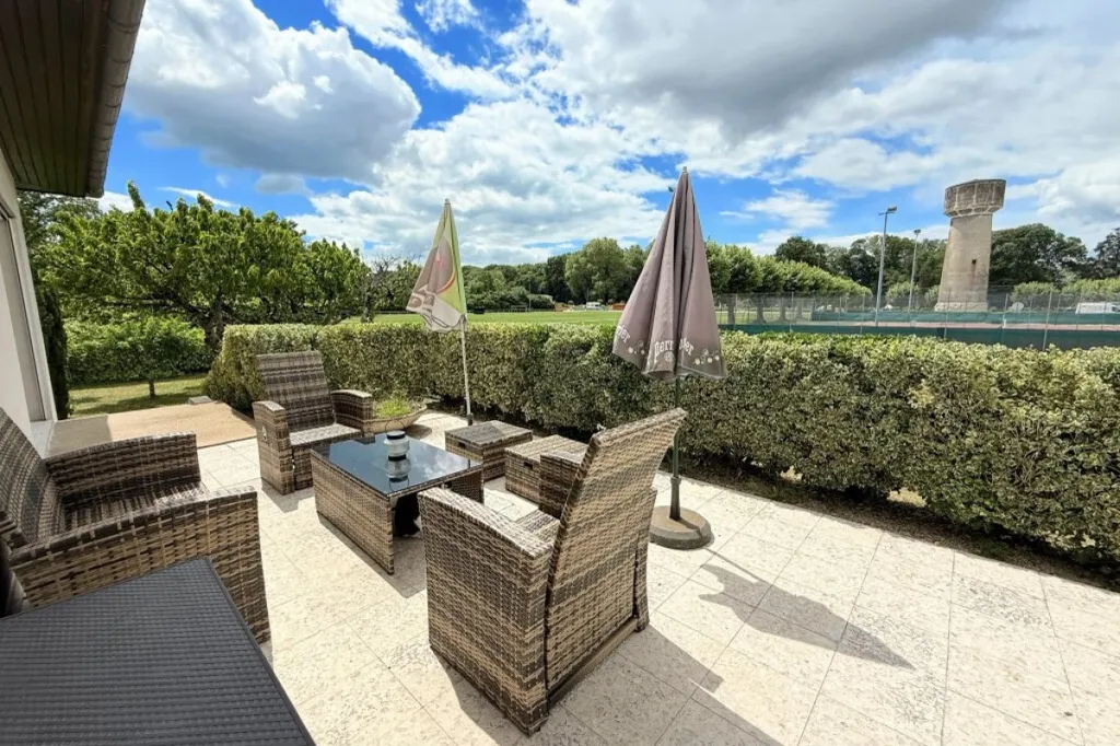 Terrass - Charming Villa with Castle View in Pierre-de-Bresse