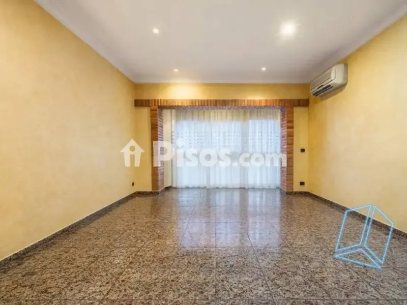 Elutuba - Ground Floor Flat with Balcony in Gavà