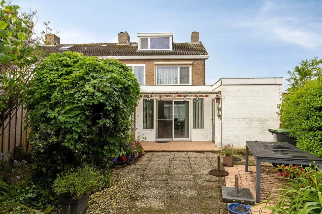 Aed - Renovatable Corner House with Garden in Goes