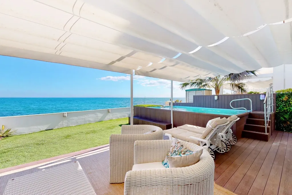 Terrasse - Beachfront Duplex with Private Pool in Estepona