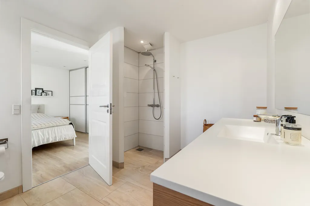 Salles de bain - Modern Villa with South-Facing Terrace in Varde