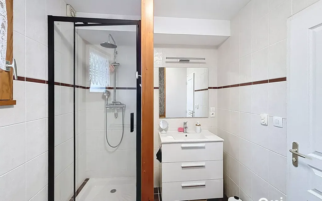 Salles de bain - Maison avec Vue Dégagée et Jardin à Massiac