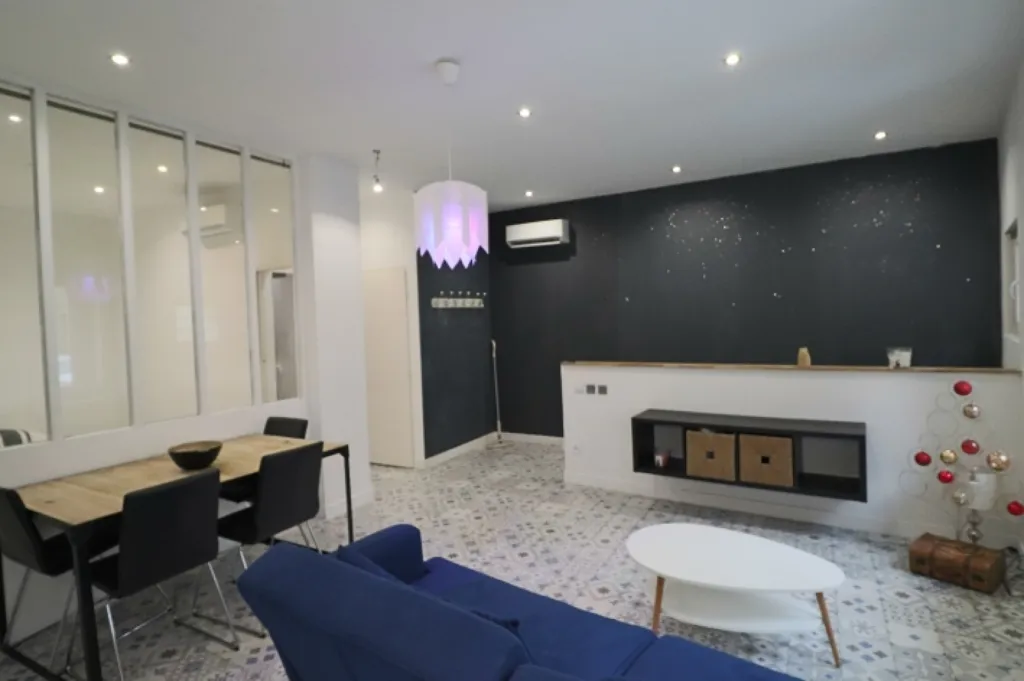 Séjour - Grand T2 Meublé avec Hauteur de Plafond à Marseille
