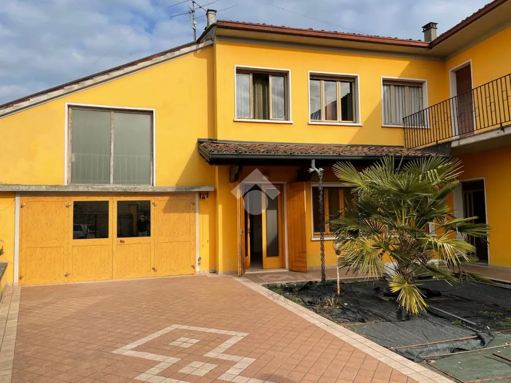 Välivaade - Independent House with Commercial Space in Leno